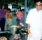 カレー作りを見守る子供達