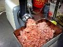 ブロック肉をひき肉に加工します