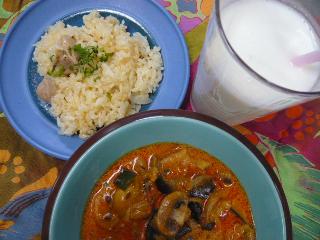 きのこカレー・チキンピラフ・ラッシー