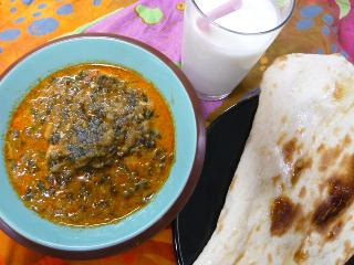 ほうれん草とチキンのカレーナン・チキンカレー・ラッシー