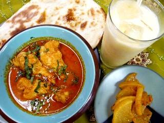 骨付きチキンのカレー・マンゴーラッシー