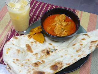 骨付きチキンのカレー・マンゴーラッシー