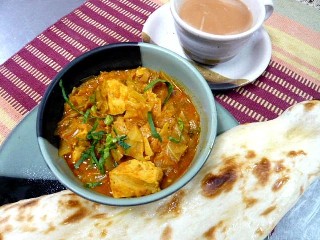 キャベツとチキンのカレー・ナン・チャイ