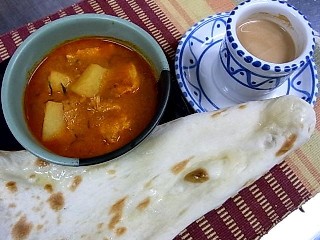 じゃがいもとチキンのカレー・ナン・マサラチャイ