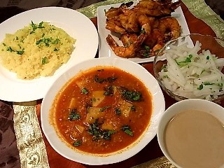 ピラフ・キーマカレー・焼きエビ・チャイ・サラダ