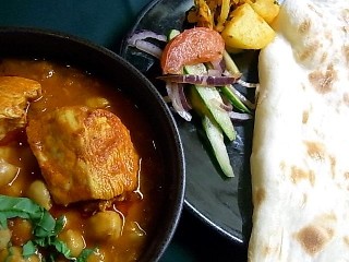 ひよこ豆とチキンのカレー・アルジラ・サラダ