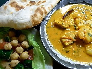 シーフードカレー・チャナ豆のサラダ